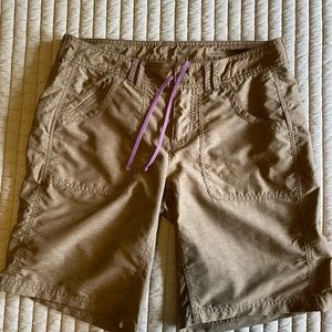 The North Face woman’s shorts. Great condition. 75% nylon/25% poly. Size 6.